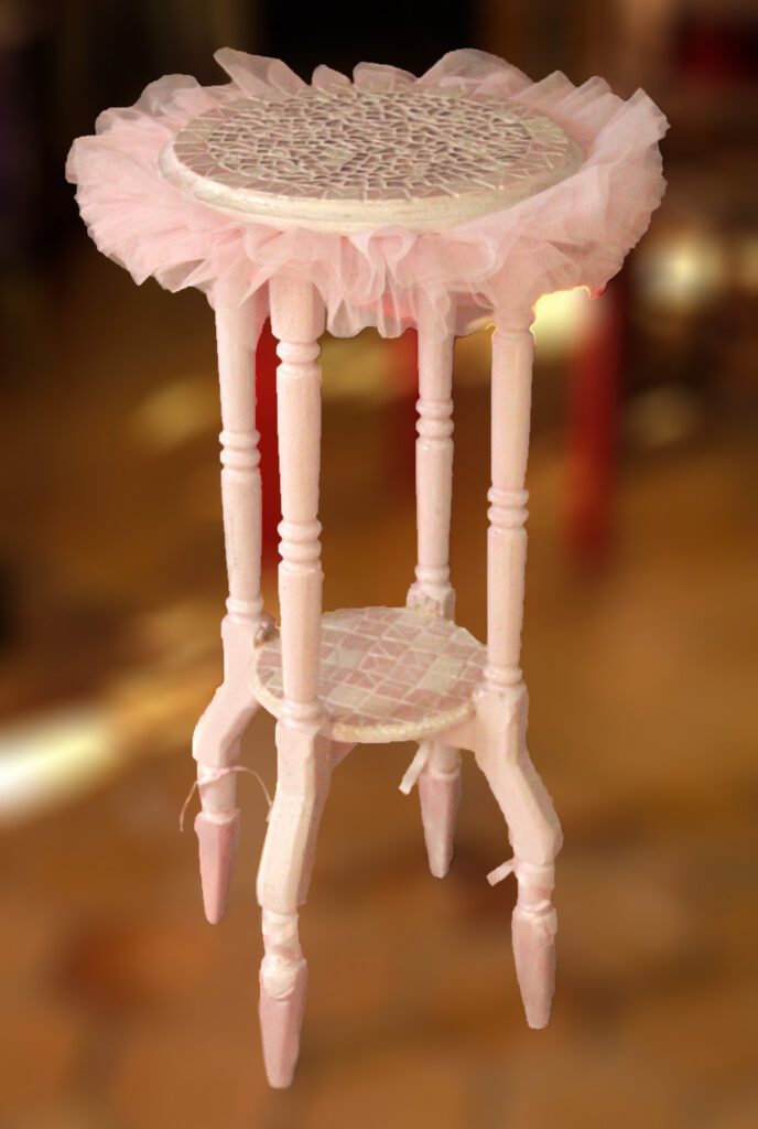 Sellette d'une hauteur de 85cm avec deux plateaux ornés de mosaïques roses et entourés de tulle rose et quatre chaussons de danses sculptés en guise de pieds
